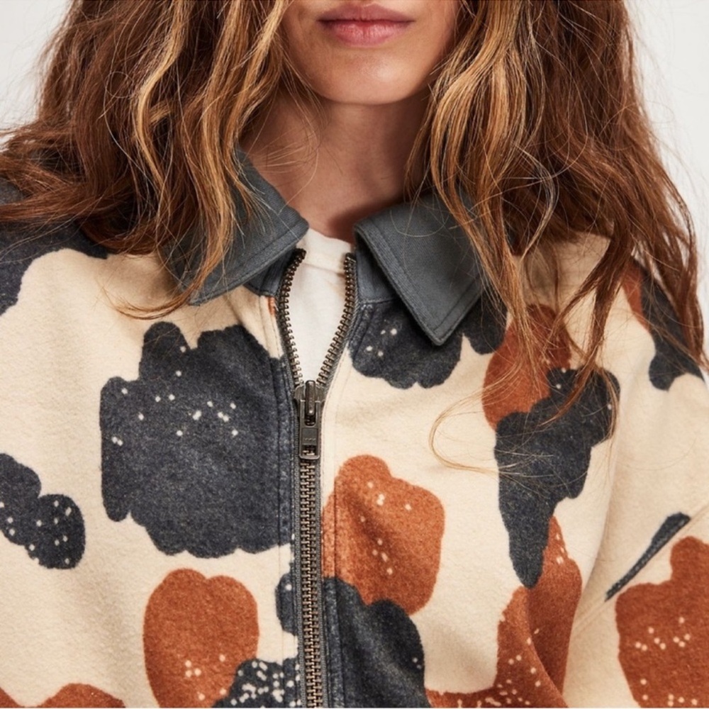 🍀 FREE PEOPLE Cabin Cardi Cozy Zip Up Fleece Bomber Jacket Happy Cow Print Med - Picture 4 of 8